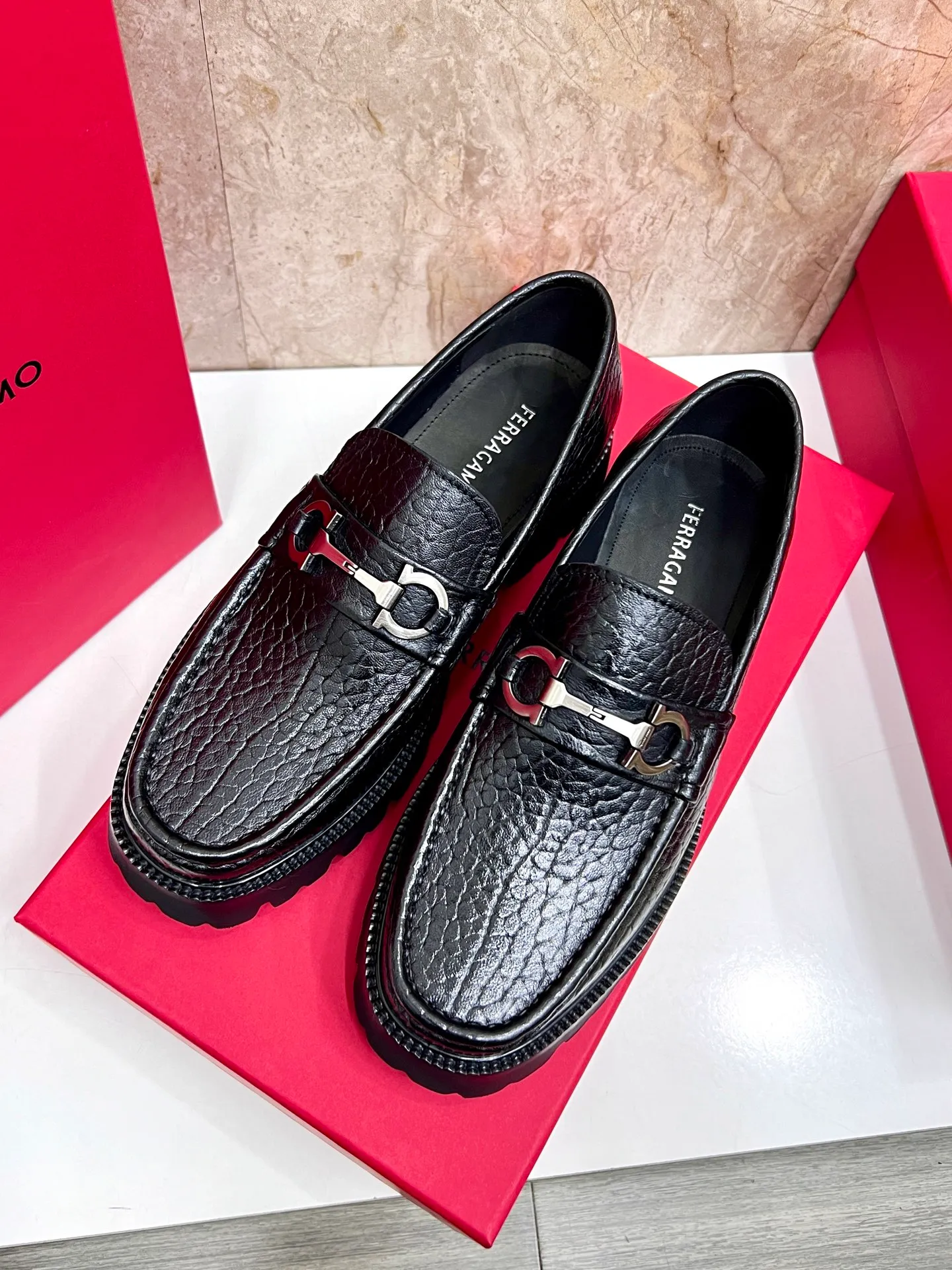 Original quality P580 Brand: Ferragamo Standard size: Men's size 38/44 (45.46 can be customized) Grade: Same style as the official website High-quality men's shoes Material: Customized first-layer calfskin with water-dyed cowhide lining Cowhide tiptoe Original non-slip and wear-resistant rubber outsole Style category: Men's formal business leather shoes are young and fashionable European and American trends British style Casual matching and comfortable feet Color: actual picture